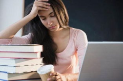 女生熬夜娱乐吃瓜酱